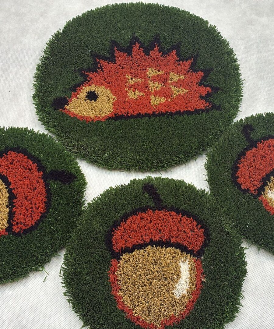 Kunstgras figuren van Heesters Kunstgras, egel met eikels